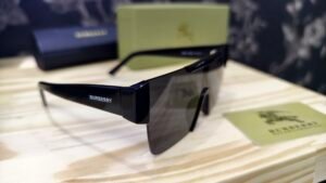 Óculos de sol retangulares de plástico preto Burberry Be. Cor: preto fosco