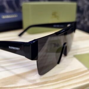 Óculos de sol retangulares de plástico preto Burberry Be. Cor: preto fosco